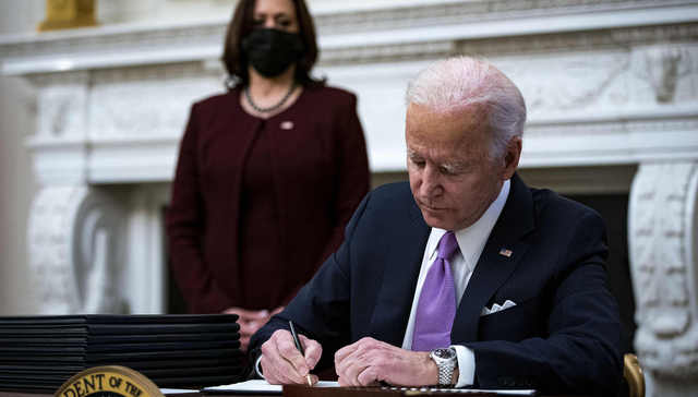 执政次日拜登下“战时”抗疫令，福奇盼美国秋季回归正轨