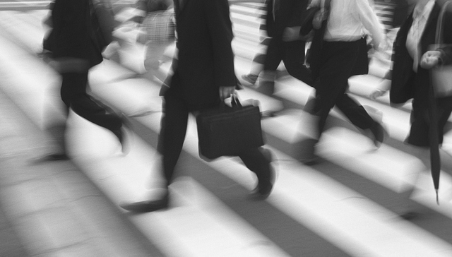 金融机构“花式留人”就地过年微调查：1000元慰问金，三天福利假......