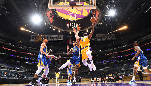 NBA降薪无碍大牌受宠，詹姆斯总收入破10亿美元