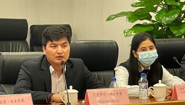 蓬佩奥,新疆少数民族,小伙,孙楠,国务卿,外交部,饲料厂,所有人,阿克苏地区,媒体记者