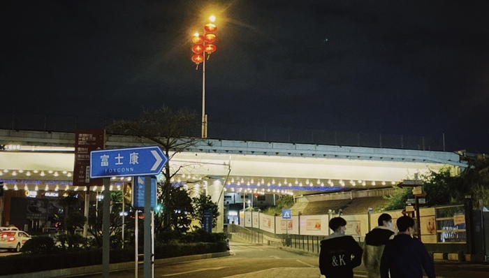 富士康里的春节：食堂免费年夜饭，留守补贴2400元丨今年春节不回家