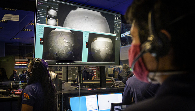 【图集】NASA“毅力号”火星车成功登陆，发回首批火星图像