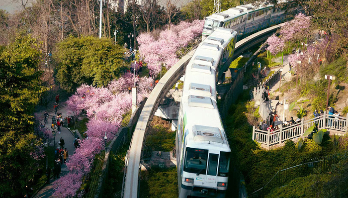 快看 | 无人机违规放飞，撞上重庆轻轨