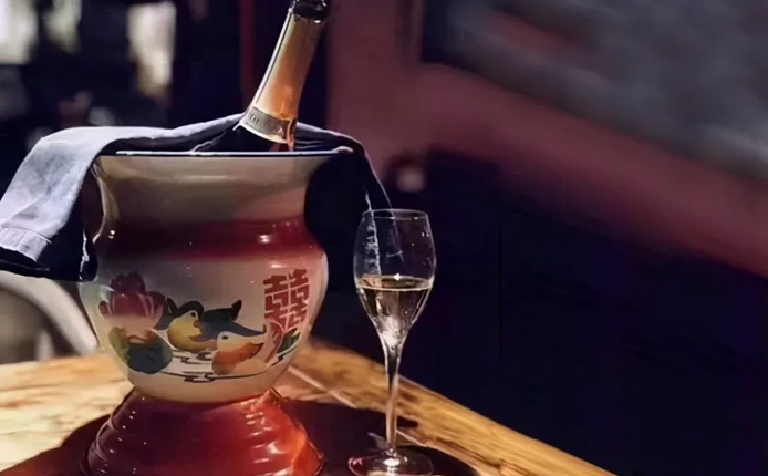 中国痰盂“出圈”，工厂一夜收10万个订单