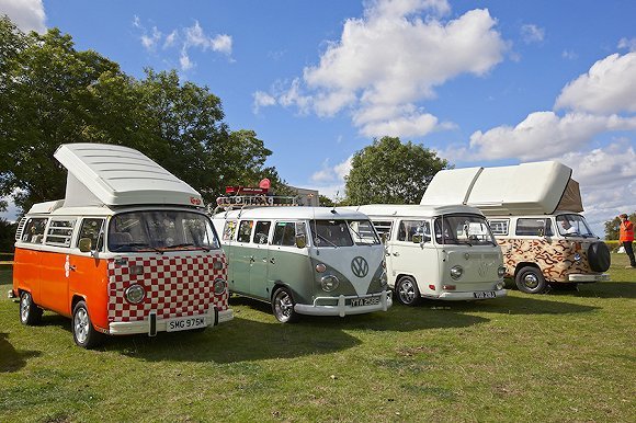 《无依之地》：房车是漂泊在外者最后的尊严