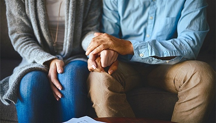 孩子未成年父母已60岁，委员建议将失独再生养家庭纳入扶助政策 | 两会聚焦