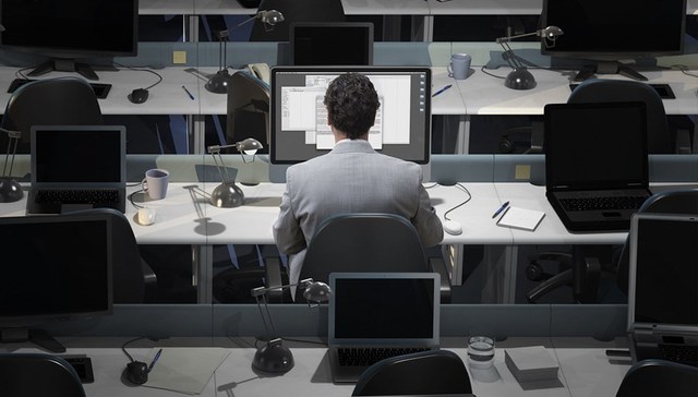 委员建议：监管用人单位996工作制；明确中学性教育课时安排｜两会声音