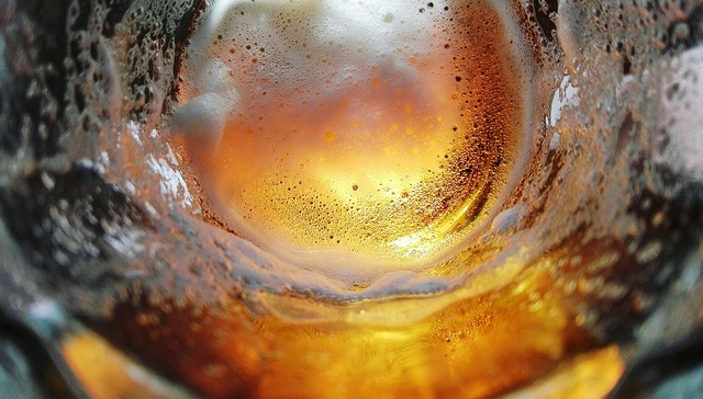 拥有嘉士伯的重庆啤酒为何一个月狂泻38%？| 解密超跌股⑤