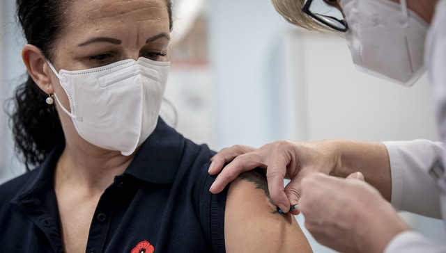 一针见效、可冰箱储存的强生疫苗，能否拯救欧盟的接种计划？