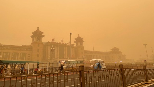 中国北方遭近10年最强沙尘暴袭击，北京大部分地区能见度小于1000米