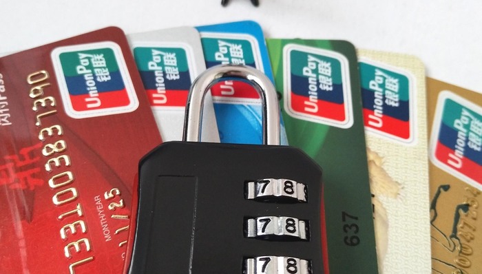 夫妻贷款炒股被骗200多万，账户盈亏都是虚拟数字，诈骗团伙如何“钓鱼上钩”？丨局外人