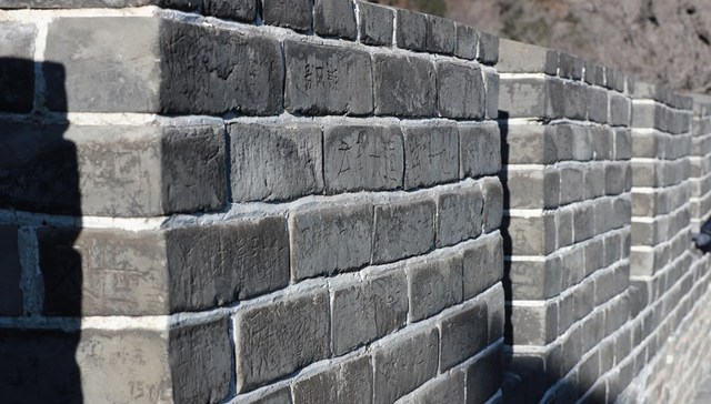 八达岭长城通报3名游客在长城刻字：已会同公安部门调查取证