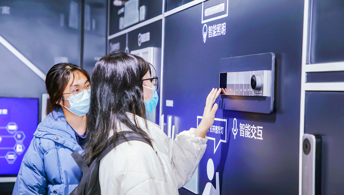 小米华为都在做的全屋智能，TCL能玩出新花样吗？