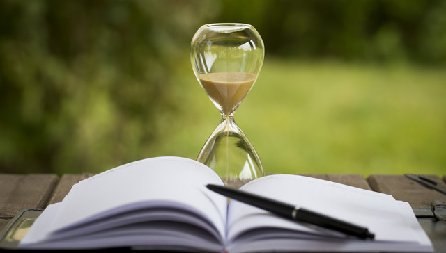 马蒂亚斯·波利蒂基：时间的汩汩涌流，就在光与万物背后 | 一诗一会