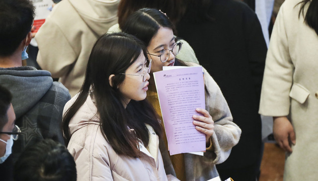 中青校媒报告：互联网大厂成大学生热门选择，00后会因工作太简单而辞职