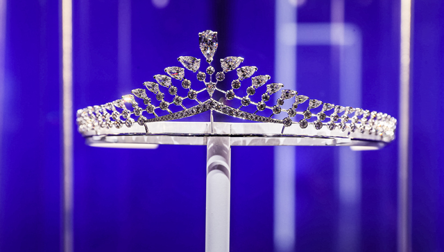 CHAUMET约瑟芬皇后系列彰显女王力，FENDI春夏白色刺绣手袋仙气满满丨是日美好事物