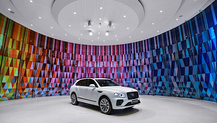 正式公开亮相前，宾利新添越插电混动版向我们开放了预览 | 新车