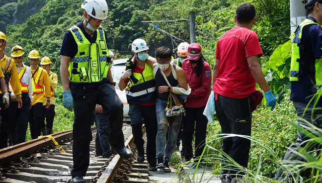 自强号,中央社,重大伤亡事故,太鲁阁号,重大事故,出轨事故,受伤,砂石车,行驶,平交道