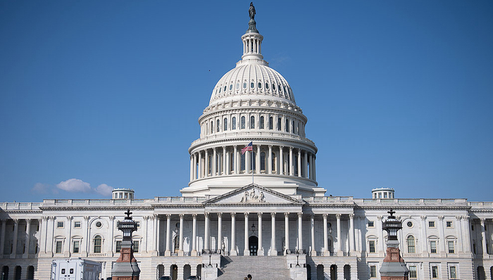 美国国会大厦再次遇袭致1死1伤，白宫降半旗悼念