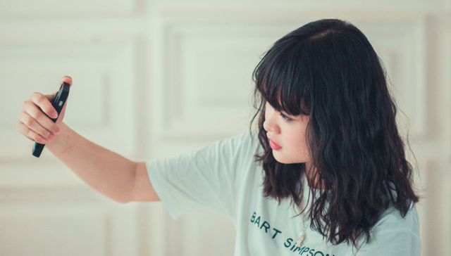 揭秘自拍文化：拍照角度的选择泄露了关于我们的哪些秘密？