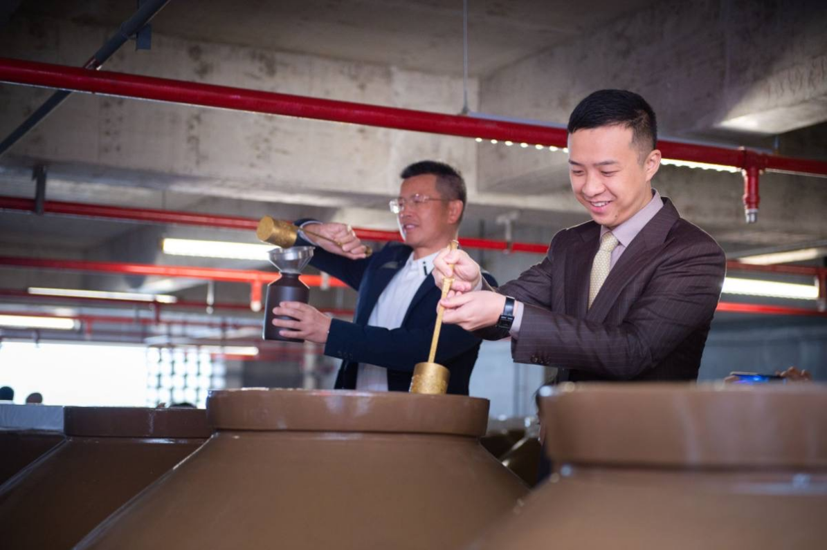 郎酒股份副董事长汪博炜，为曾参与封坛的嘉宾们开坛取酒