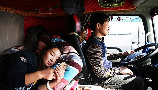 【图集】走进货车司机的真实生活：以车为家，星夜兼程