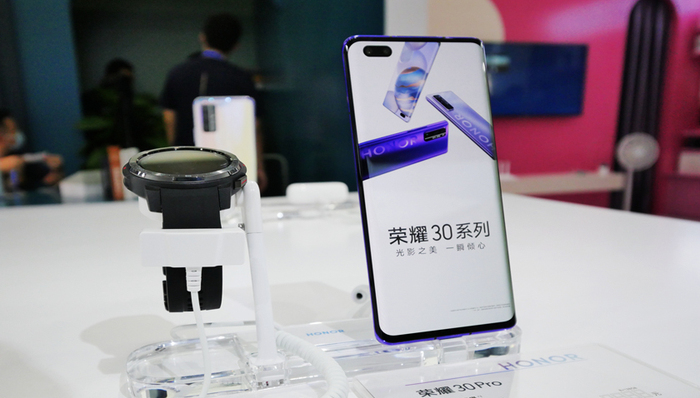 维信诺与荣耀终端签署8.9亿元订单，此前为华为供货