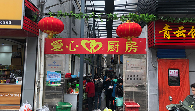 【特写】缺席“感动中国”奖后，万佐成夫妇回到抗癌厨房