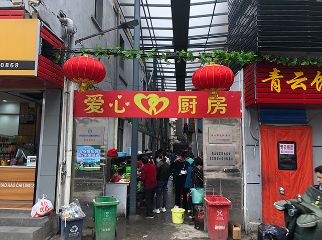 【特写】缺席“感动中国”奖后，万佐成夫妇回到抗癌厨房