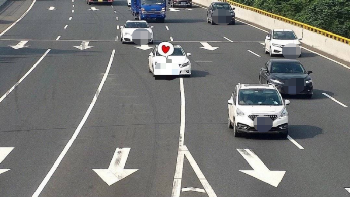 佛山“天量”罚单高速岔口连夜优化：实线抓拍处新增虚线