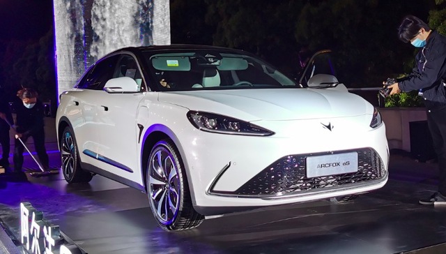 有华为血统的北汽极狐电动汽车上市了，真的很贵｜2021上海车展