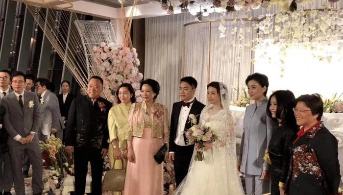 “浙江女首富”800亿帝国一夜倒塌，40年打拼转眼成一地鸡毛