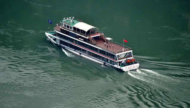 长江上的游轮生意，在尝试抬高自己的身价