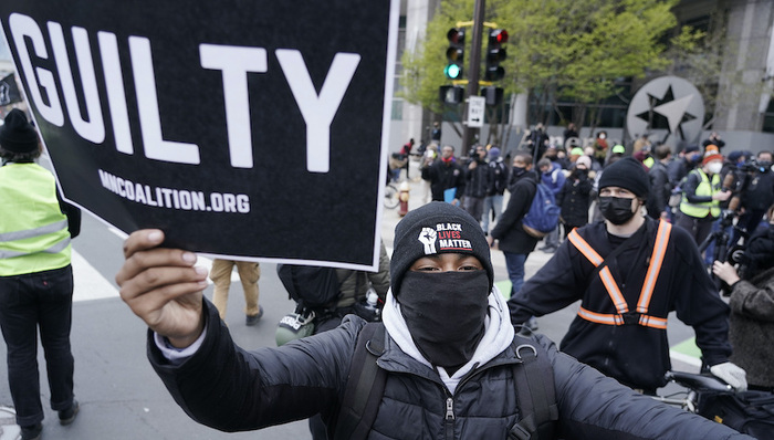 跪杀黑人的警察被判有罪，美国可以翻过种族冲突这一页了吗？丨美国向何处去⑨