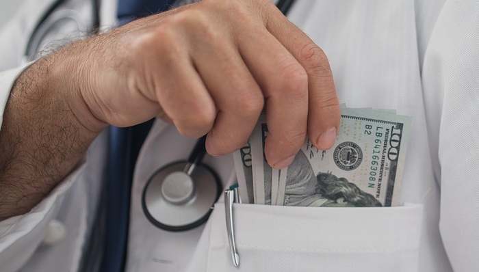 河南一三甲医院骨科主任被举报在手术中“套标”，回扣要求高达40%