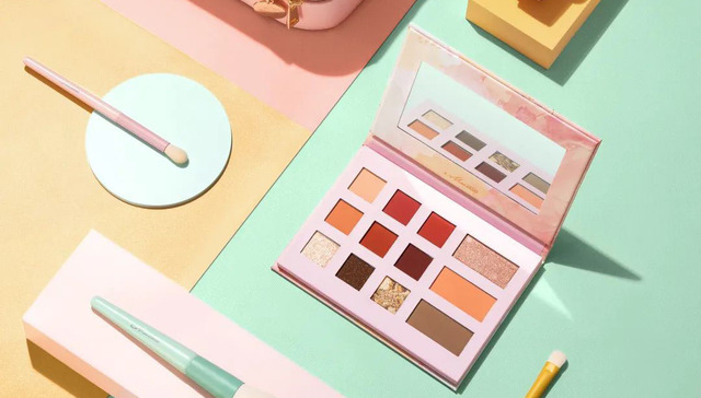 没开玩笑，卖车那个五菱宏光还做眼影盘呢！