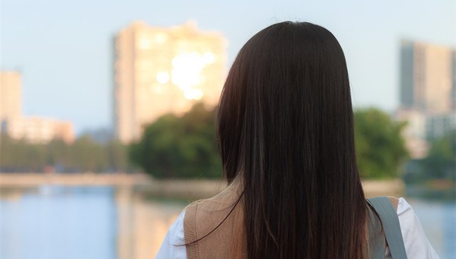 “女子取快递被造谣出轨案”两被告人获缓刑，受害者：道歉已经太迟了