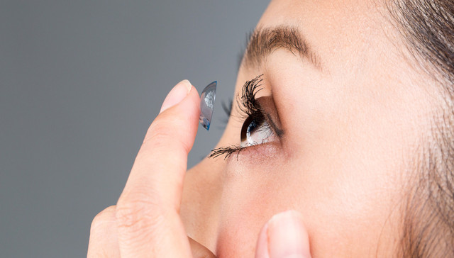 爱尔康居然和周大福联名，卖隐形眼镜的花样越来越多了