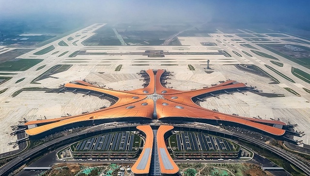 地方新闻精选 | 北京大兴机场启动大面积航班延误预警 西安警方调查“的哥车内猝死被贴罚单”