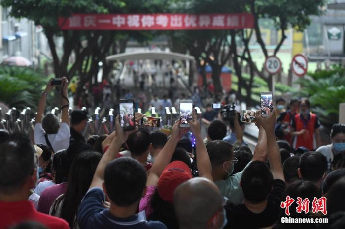 资料图：2020年7月7日，重庆市第一中学校考点，家长迎接孩子。 a target='_blank' href='http://www.chinanews.com/'p中新社/a记者 陈超 摄