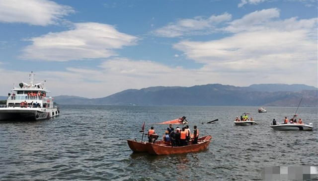 大理坠海直升机已搜救出2名机组人员，经全力抢救无效死亡