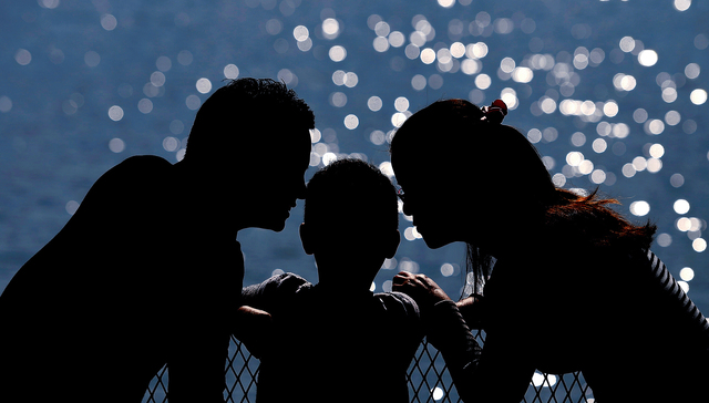 【专访】十年里三口之家变两口半，王广州：中国家庭规模出现根本性转变