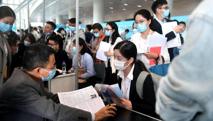 2021大学生就业力报告：“双一流”毕业生继续深造比例高于普本，超六成已收获offer