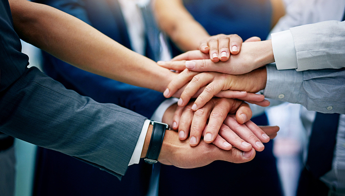 海底捞股价遭腰斩！56天跌去2000亿市值，张勇让位新加坡首富