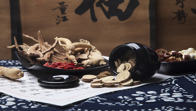 财说| 百亿交易被市场看淡，云南白药“病急乱投医”？