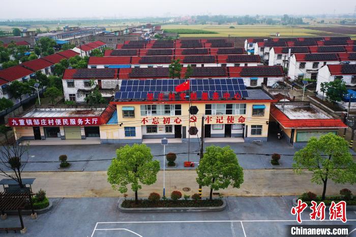 图为邹庄村民房顶安装的光伏发电设备 李超庆 摄