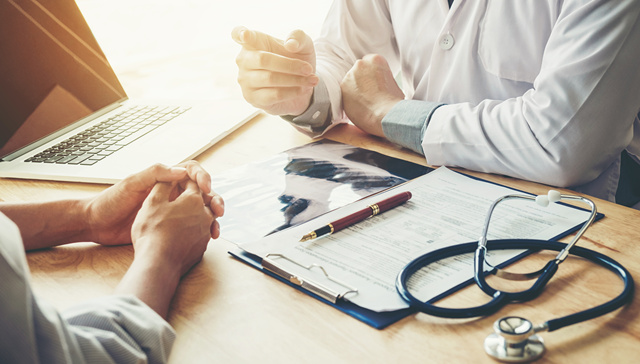 【特写】保费一天几毛理赔最高百万，“惠民保”热潮引出三大疑问