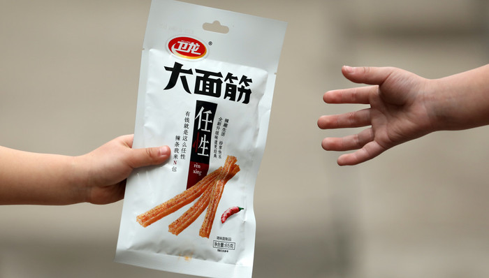 卫龙,营收增速放缓,市盈率高