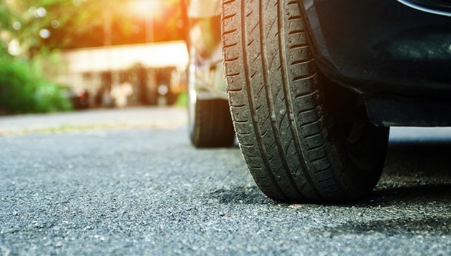 四川乐山中院一副院长蹲在公务车前被撞身亡，警方正调查