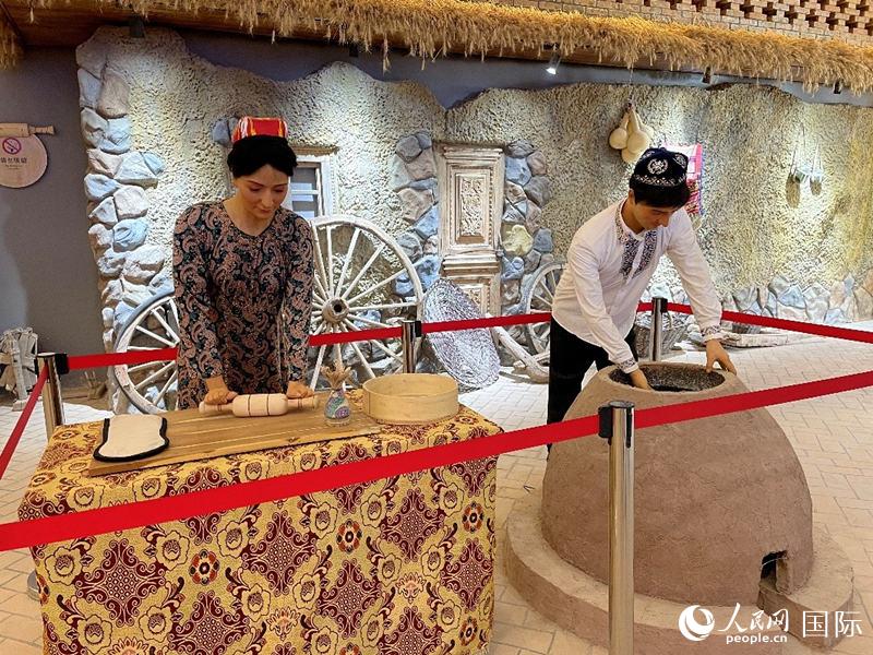 新粤馕城产业园参观区 人民网 张荣摄